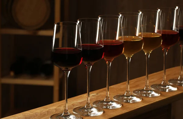 酒窖里有不同葡萄酒的酒杯。昂贵的集合 — 图库照片