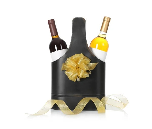 Paquete festivo con botellas de vino sobre fondo blanco —  Fotos de Stock