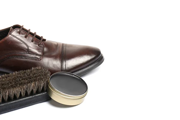 Chaussures pour hommes élégantes et accessoires d'entretien des chaussures sur fond blanc, gros plan — Photo
