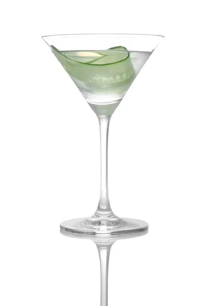 Vaso de sabroso martini con pepino sobre fondo blanco — Foto de Stock