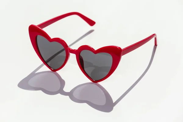 Snygga hjärtformade sol glasögon på vit bakgrund — Stockfoto