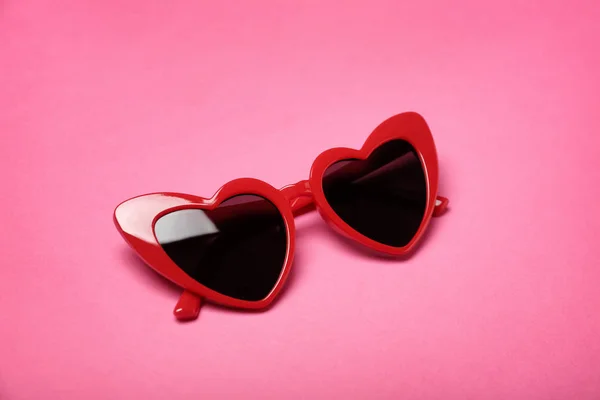 Snygga hjärtformade glasögon på färg bakgrund — Stockfoto