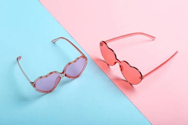 Funky hjärtformade solglasögon på färg bakgrund — Stockfoto