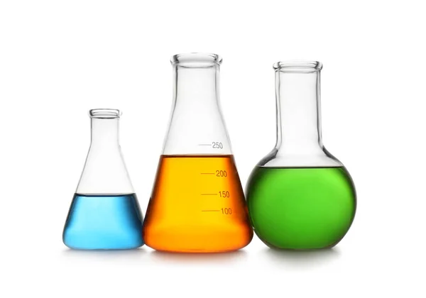 Cristalería química con muestras de color aisladas en blanco — Foto de Stock