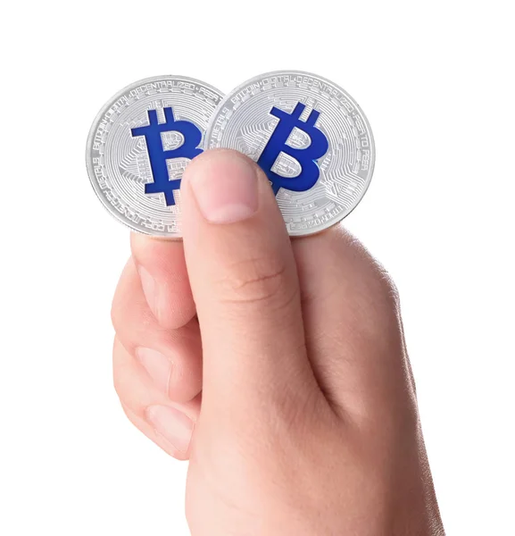 Hombre sosteniendo bitcoins de plata sobre fondo blanco, primer plano — Foto de Stock