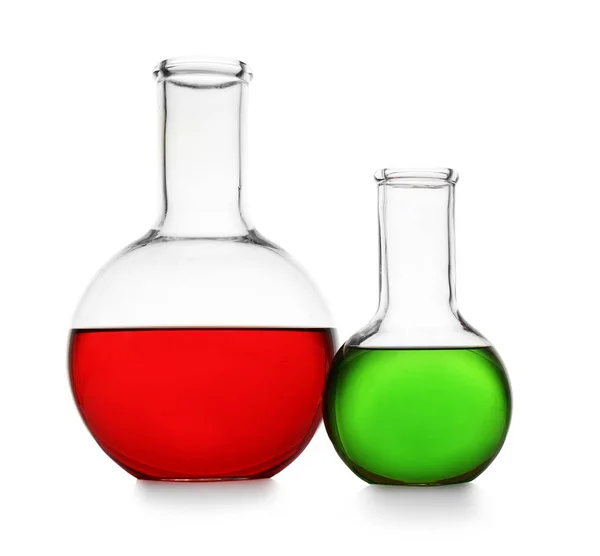Chemické skleněné nádobí s barevnými vzorky izolovanými na bílém — Stock fotografie