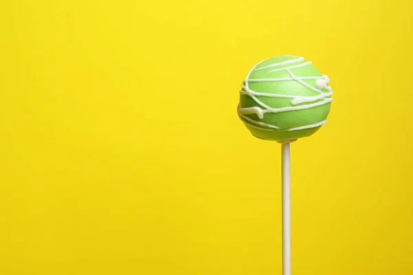 Hellen köstlichen Kuchen Pop auf farbigem Hintergrund. Raum für Text — Stockfoto