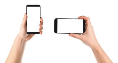 Beyaz arka planda akıllı telefonlar tutan erkeklerle ayarlayın, ellerin yakın çekim. Metin için alan
