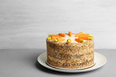 Ahşap arka plana karşı masada lezzetli havuç pastası ile çanak. Metin alanı