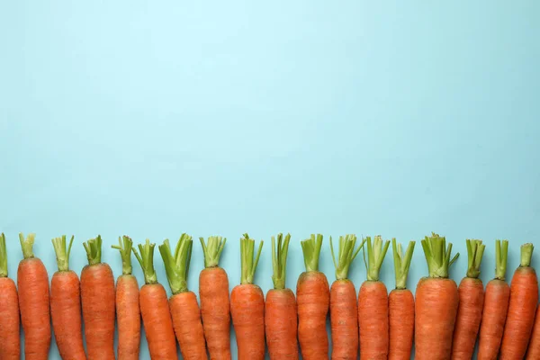 Flat lay composition with fresh carrots on color background. Space for text — Stock Photo, Image