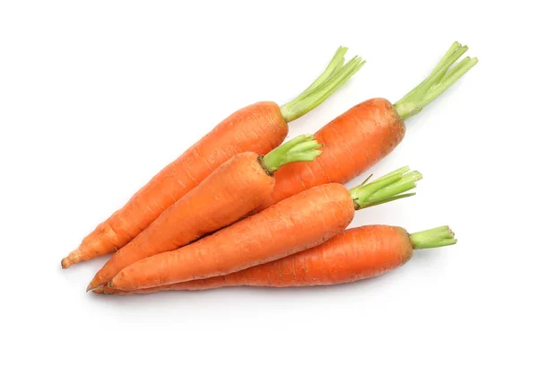 Cenouras maduras frescas no fundo branco, vista superior — Fotografia de Stock