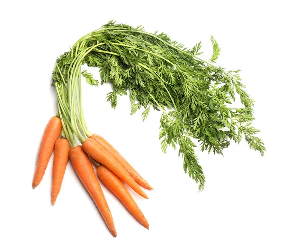 Zanahorias frescas maduras sobre fondo blanco, vista superior — Foto de Stock