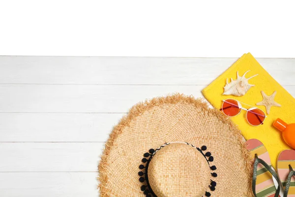 Diferentes accesorios de playa con estilo en la mesa de madera sobre fondo blanco, vista superior. Espacio para texto —  Fotos de Stock