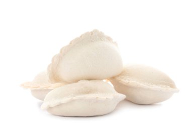 Beyaz arka planda çiğ köfte yığını