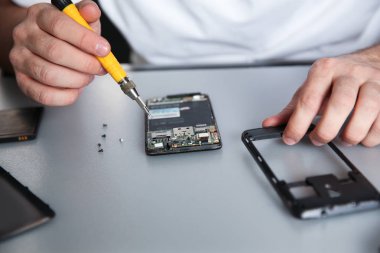 Teknisyen masada cep telefonu tamir, çekim