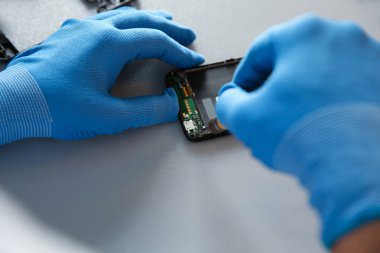 Teknisyen masada cep telefonu tamir, çekim