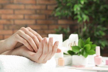 Masada yumuşak ellerini gösteren bir kadın, mesaj için yeri olan bir kadın. Spa tedavisi