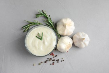 Gri arka planda sarımsak sosu ile düz yatıyordu kompozisyon