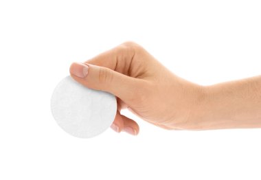 Beyaz arka planda pamuk tutan kadın, yakın plan.