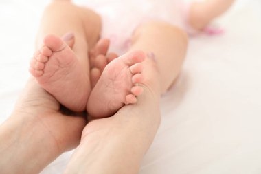 Anne Bebek ayakları yatakta, kapatmak tutarak