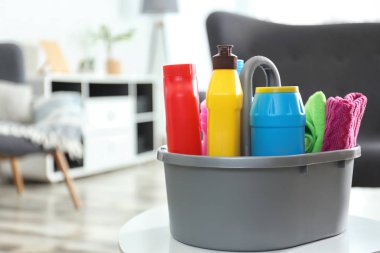 Tabloda farklı deterjanlar ile havza kapalı, metin için alan. Temizlik hizmeti