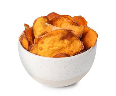 Beyaz üzerinde izole lezzetli tatlı patates cips kase