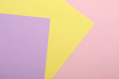 Arka plan olarak renkli kağıt levhalar, üst görünüm