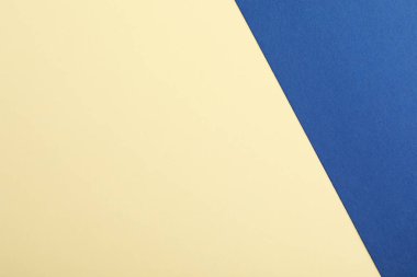 Arka plan olarak renkli kağıt levhalar, üst görünüm