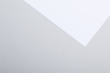 Arka plan olarak renkli kağıt levhalar, üst görünüm