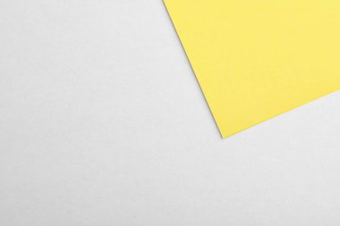 Arka plan olarak renkli kağıt levhalar, üst görünüm