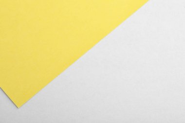 Arka plan olarak renkli kağıt levhalar, üst görünüm