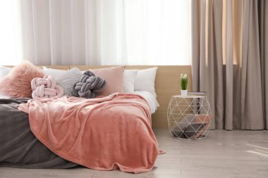 Modern oda iç yastık ve ekose ile rahat yatak