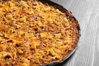 Ahşap masada lezzetli siyah pizza, closeup