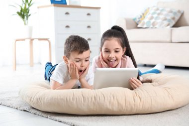 Evde tablette görüntülü sohbet kullanan küçük çocuklar