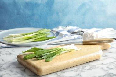 Renkli arka plan karşı mermer masada yabani sarımsak veya ramson ile Kurulu. Metin için alan