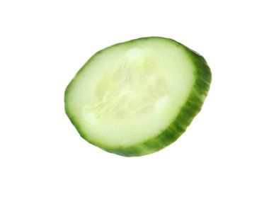 Beyaz arka planda olgun salatalık dilim