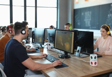 İnternet kafede video oyunları oynayan insanlar grubu