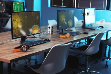 Modern bilgisayarlara sahip internet kafe iç. Video oyunu turnuvası