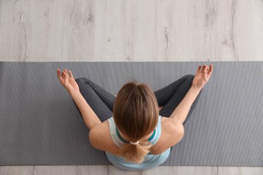 İçerde meditasyon yapan genç bir kadın. Zen kavramı