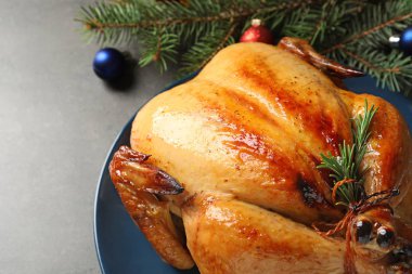 Gri arka plan üzerinde Noel dekorasyonu ile pişmiş hindi tabağı, closeup