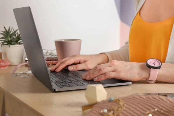 Mujer usando laptop en el escritorio, primer plano. Blogger de belleza —  Fotos de Stock