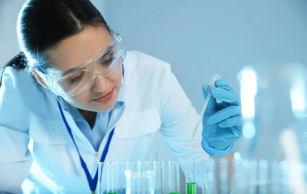 Científica femenina trabajando con muestra en laboratorio de química moderna — Foto de Stock