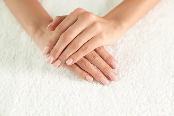 Mulher com mãos lisas e manicure em toalha, close-up. Tratamento de Spa — Fotografia de Stock
