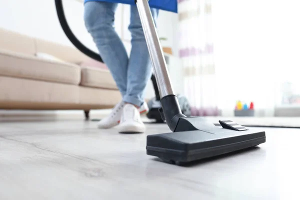 Cleaning service professional vacuum uming floor with hoover, close seup — стоковое фото