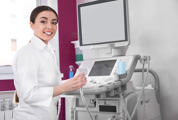 Sonographer met behulp van moderne ultrasone machine in de kliniek — Stockfoto