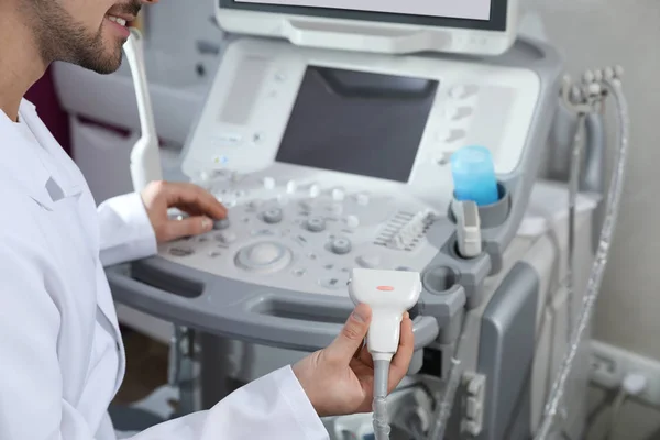 Sonograf používající moderní Ultrazvukový přístroj na klinice, zaostřená — Stock fotografie