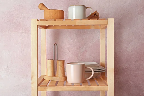 Trä hylla enhet med uppsättning köksutrustning nära färg vägg — Stockfoto