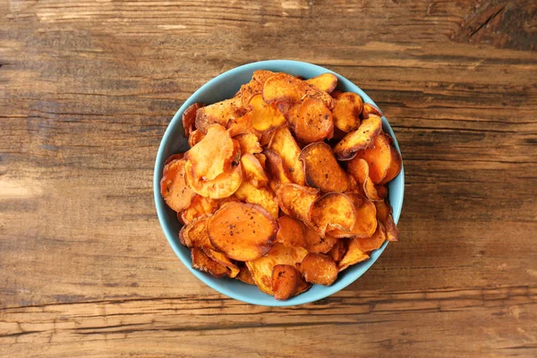 Cuenco de patatas fritas dulces en la mesa de madera, vista superior —  Fotos de Stock