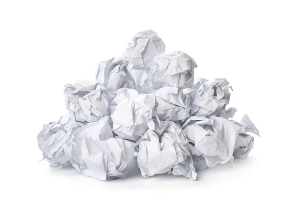 Beyaz üzerine izole edilmiş buruşuk kağıt yığınları yığını — Stok fotoğraf
