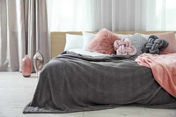 Modern oda iç yastık ve ekose ile rahat yatak — Stok fotoğraf